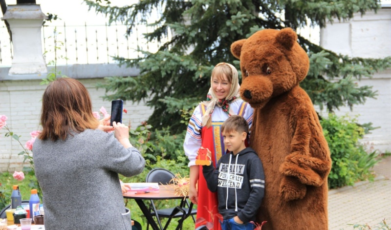 Фото с медведем - символом города Ярославля